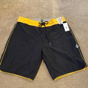 Volcom - 19” Boardshorts sz: 32